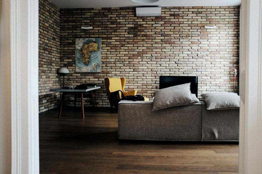 Dormitorio elegante — cama con cabecero tapizado